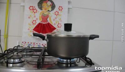Filhos batem com panela na cabeça da mãe para se defender de agressões 