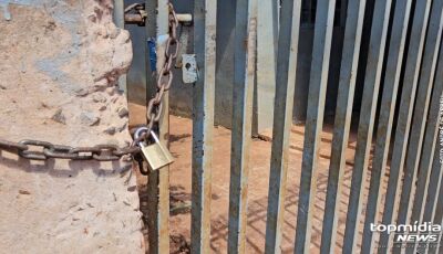 Mulher golpeia portão com faca e ameaça ex-cunhada 
