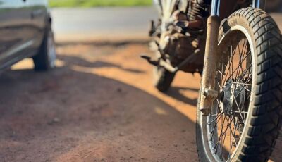 Ladrões apontam arma para mulher e roubam motocicleta 