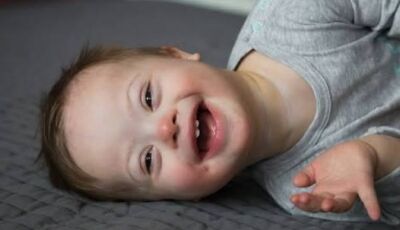 Curso gratuito da SES apoia famílias e profissionais no cuidado à pessoa com Síndrome de Down