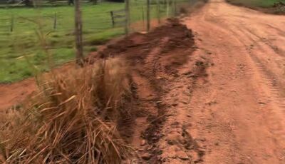 Prefeito acompanha cascalhamento da estrada que liga a fazenda ao Assentamento Santa Lúcia