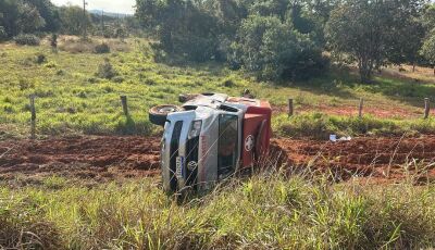 Pneu de ambulância estoura e veículo capota em MS