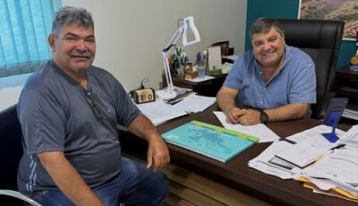 Josmail recebe amigo de 35 anos no gabinete e celebra aniversário de Valdir Bezourro