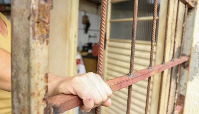 Jovem é espancada pelo namorado e foge pulando a janela de casa para pedir socorro  