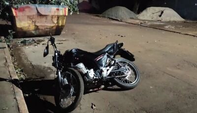 Motociclista realiza manobra perigosa, tenta fugir da polícia e sofre acidente