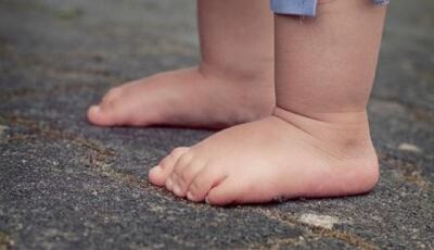 Bebê de 9 meses cai, bate a cabeça e morre horas depois em MS