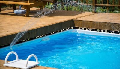 Mulher cai em piscina durante confraternização e fratura lombar 