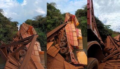 Carreta carregada de milho tomba após ponte de madeira ceder em MS