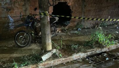 Motociclista morre ao desviar de cachorro e bater contra muro 