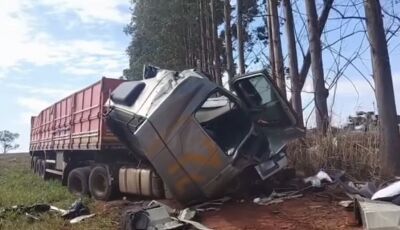 Mulher morre em choque entre carretas em Mato Grosso do Sul