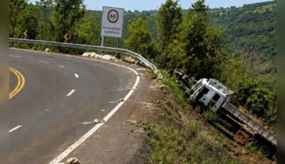 Caminhão cai da Serra em MS e deixa uma pessoa morta