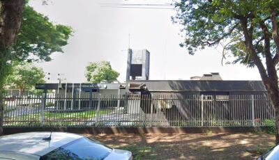 Vítima é cercada e agredida por três mulheres em praça em MS