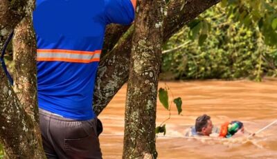 Policial de folga enfrenta correnteza e resgata casal após barco virar  