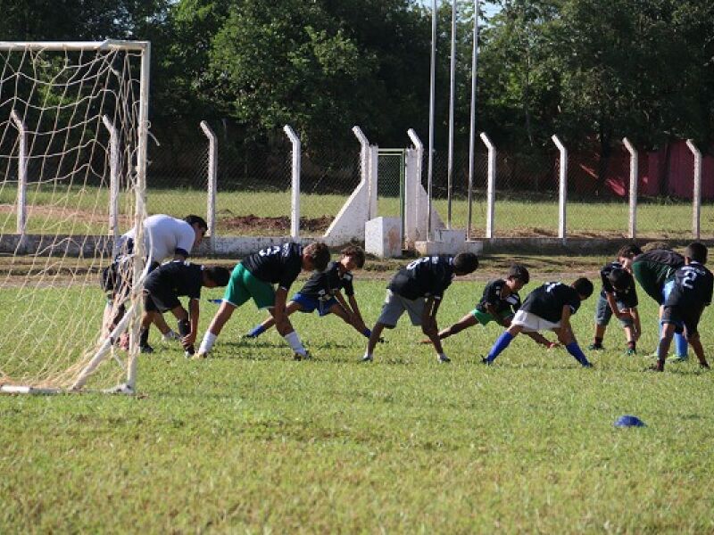 Escolinha de futebol com apoio da