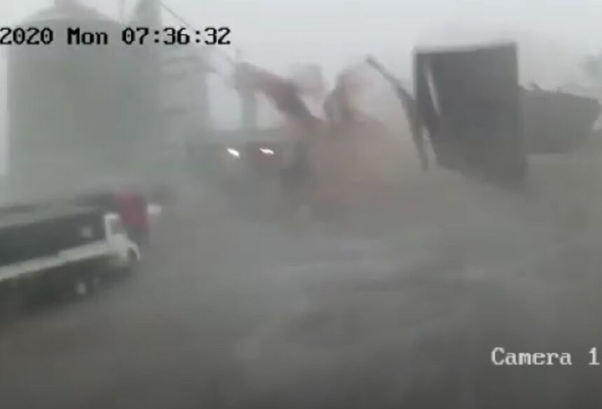 Telhado de barracão de cerealista foi arrancado com a força do vento - Crédito: Itaporã News