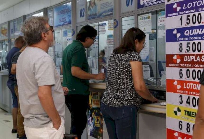 Apostadores em lotérica de Campo Grande. (Foto: Paulo Francis)