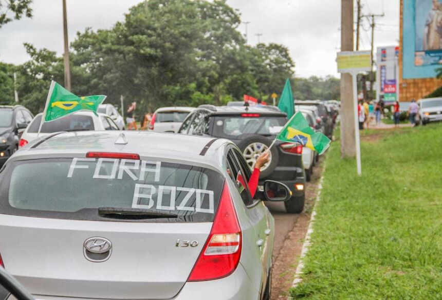 Veículo com escrita contra Bolsonaro em protesto. (Foto: Silas Lima)  - CREDITO: CAMPO GRANDE NEWS
