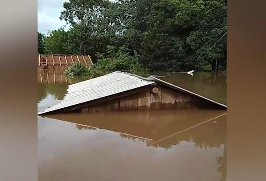 Trecho de vídeo mostra apena teto de casa coberta pela água. (Foto: Reprodução Vídeo)