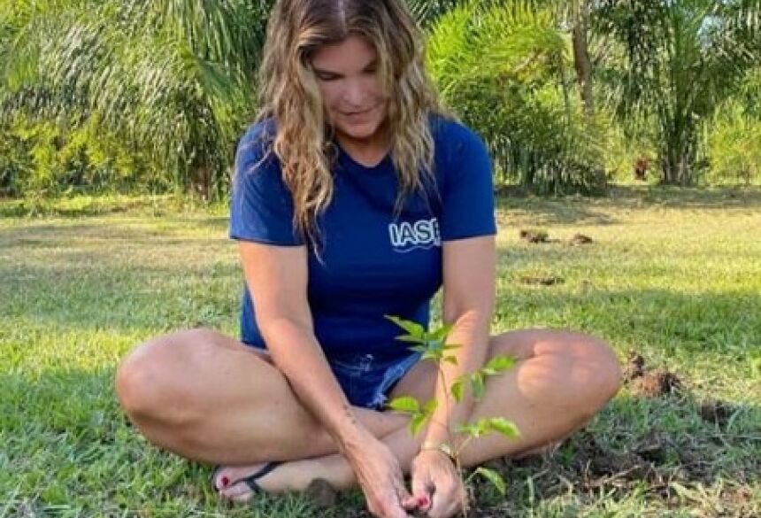 Cristiana Oliveira planta sua primeira árvore em balneário de Bonito  Foto: Redes sociais