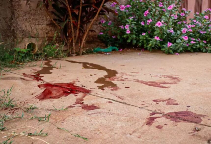 Sangue da vítima espalhados pelo chão. (Foto: Henrique Kawaminami) 