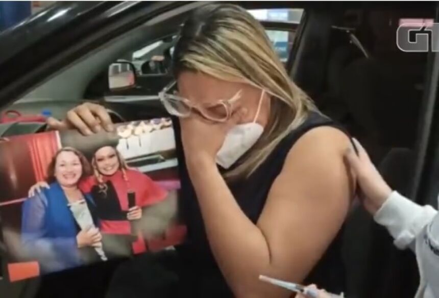 Jornalista se emociona ao receber vacina contra Covid, em Campo Grande