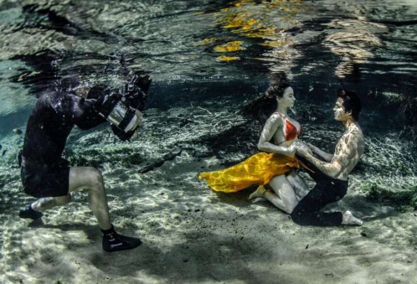 Fotógrafo cria ensaio com modelos debaixo d'água e usa caverna inundada como cenário em MS - Crédito: Ruver Bandeira