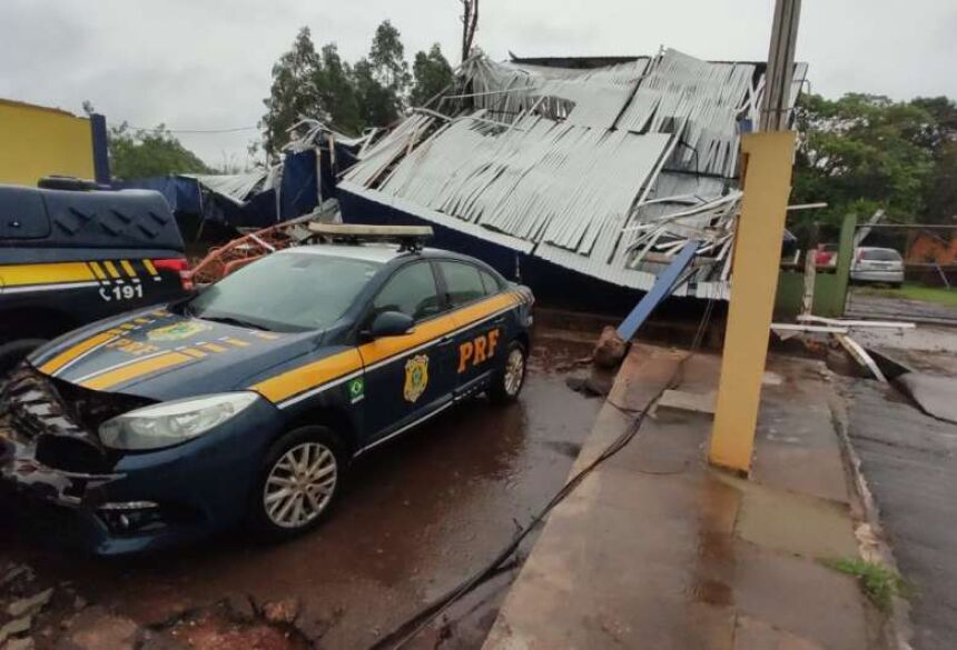 A estrutura do posto policial e pelo menos uma viatura ficou danificada - Crédito: Divulgação/PRF