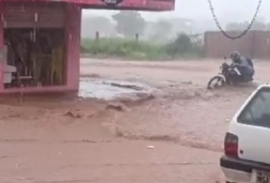 Chuva forte alaga rua e quase leva motoqueiro na Capital