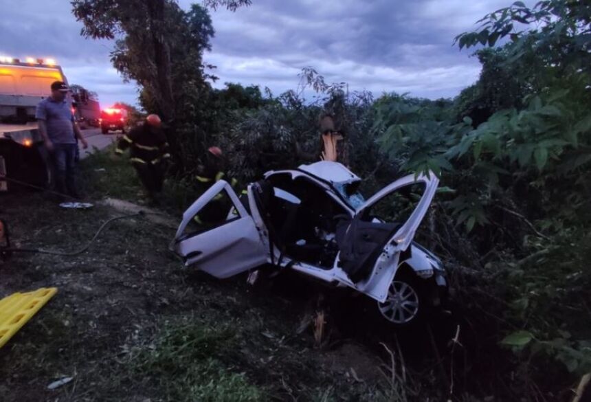 Veículo em que estavam as duas mulheres que morreram em acidente na BR-262, em Corumbá, nesta quarta-feira (22)  Foto: Corpo de Bombeiros/Divulgação