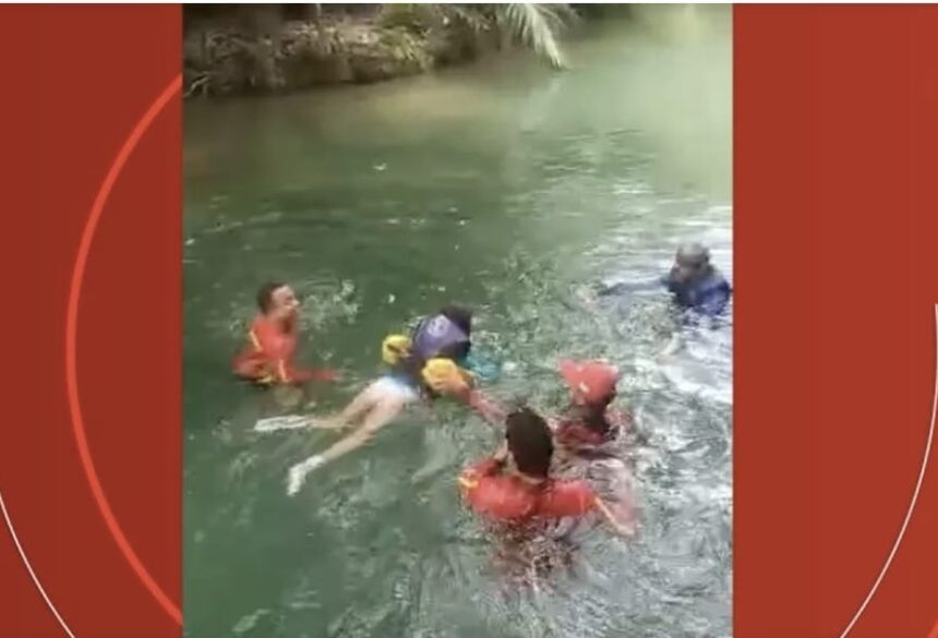Vídeo mostra bombeiros ajudando menina cadeirante a nadar no rio Formoso, em Bonito