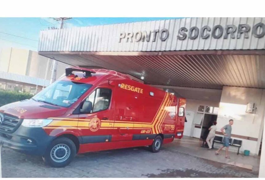 Viatura do Corpo de Bombeiros que socorreu Franisco até o Pronto Socorro (Foto: Sidney Assis, de Coxim)