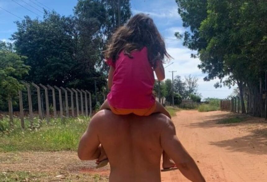 Pai e filha caminhando por Campo Grande, ambos vacinados.  Foto: Reprodução/RedesSociais