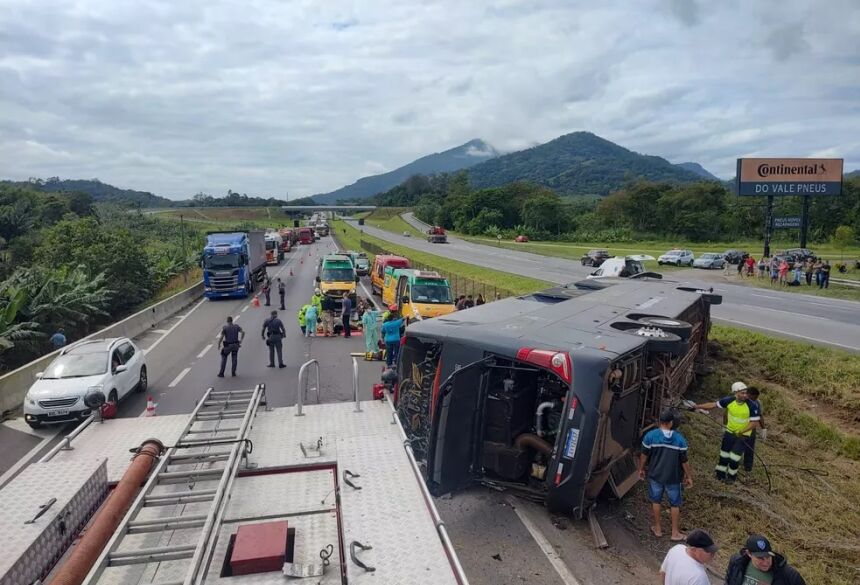 Acidente de ônibus da dupla Conrado e Aleksandro deixou seis mortos  Foto: Reprodução