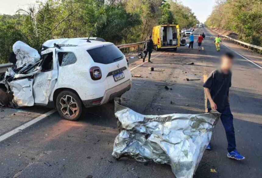 Vítimas estavam em dois carros que colidiram frontalmente - Foto: Edição MS - PC de Souza