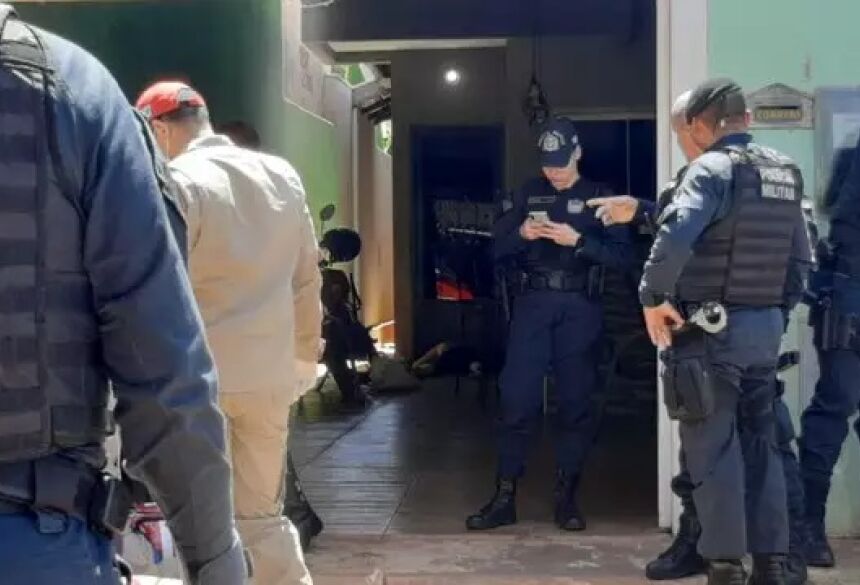 Ana Cláudia Martinez executada na varanda de casa nesta quarta-feira (Foto: Ana Beatriz Rodrigues) - CREDITO: CAMPO GRANDE NEWS