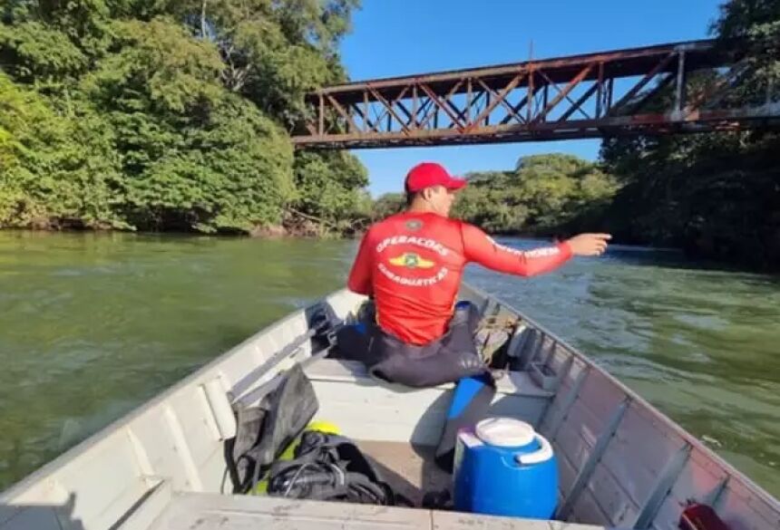Três mergulhadores de Campo Grande foram acionados e fazem buscas pelo pescador que desapareceu nas águas (Foto: reprodução / Fatos Regionais) 