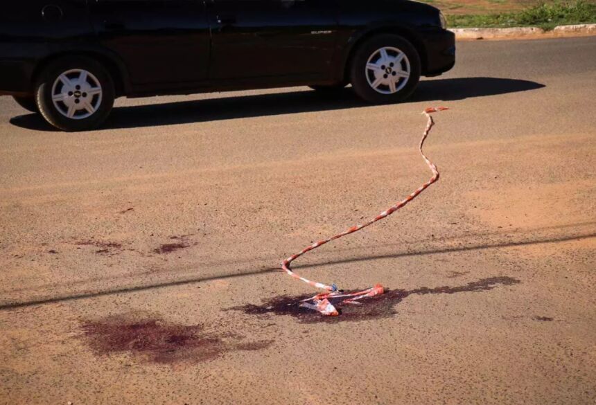 Mancha de sangue de Eli continua em asfalto na manhã deste sábado (Foto: Henrique Kawaminami) - CREDITO: CAMPO GRANDE NEWS