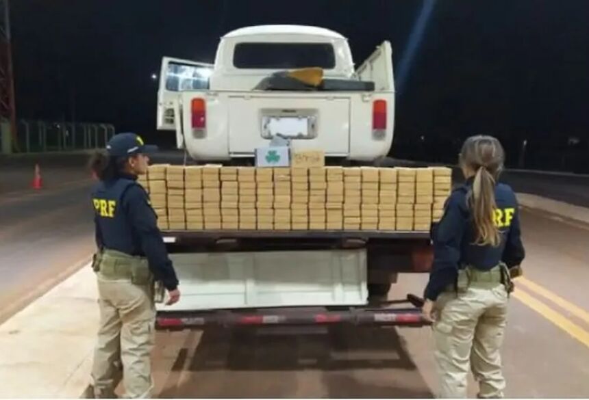 Policiais diante dos tabletes de cocaína apreendidos.  Foto: PRF