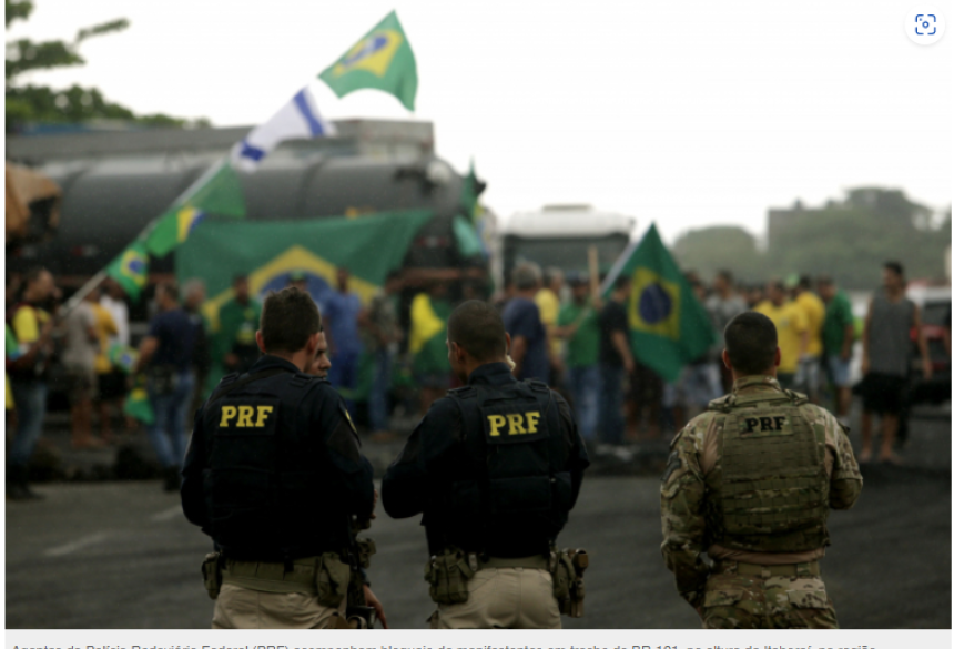Agentes da Polícia Rodoviária Federal (PRF) acompanham bloqueio de manifestantes em trecho da BR-101, na altura de Itaboraí, na região metropolitana do Rio