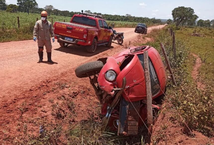 Carro ficou completamente destruído depois de acidente  Foto: Corpo de Bombeiros Militar/Divulgação