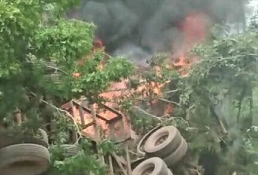 Veículo pegou fogo após batida / (Foto: Divulgação/Corpo de Bombeiros)