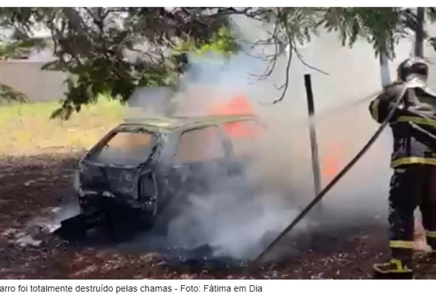 Carro foi totalmente destruído pelas chamas - Foto: Fátima em Dia