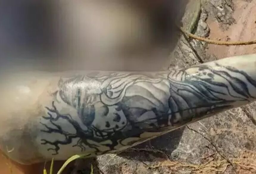 Tatuagem de mago no braço direito da vítima. (Foto: Direto das Ruas) - CREDITO: CAMPO GRANDE NEWS