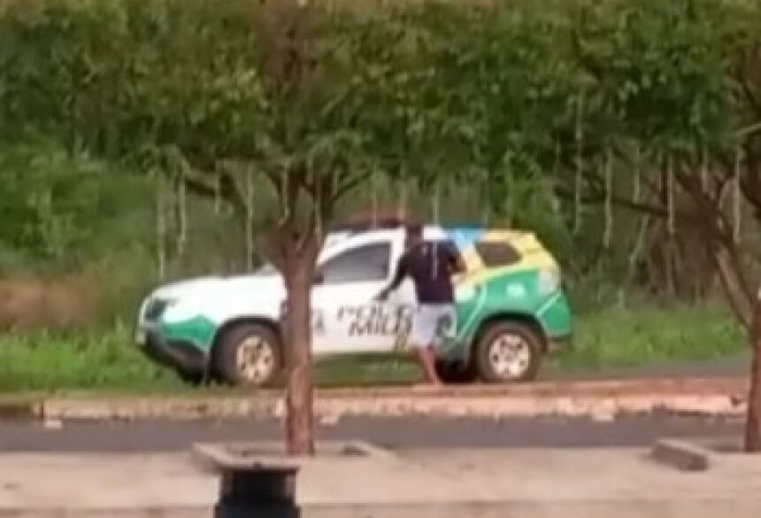 VÍDEO: Imagens mostram momento em que viatura é atingida por carro