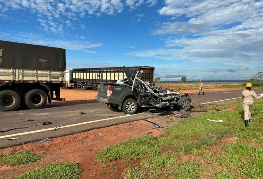 Caminhonete destruída após colisão em rodovia. (Foto: Jornal Cenário MS)