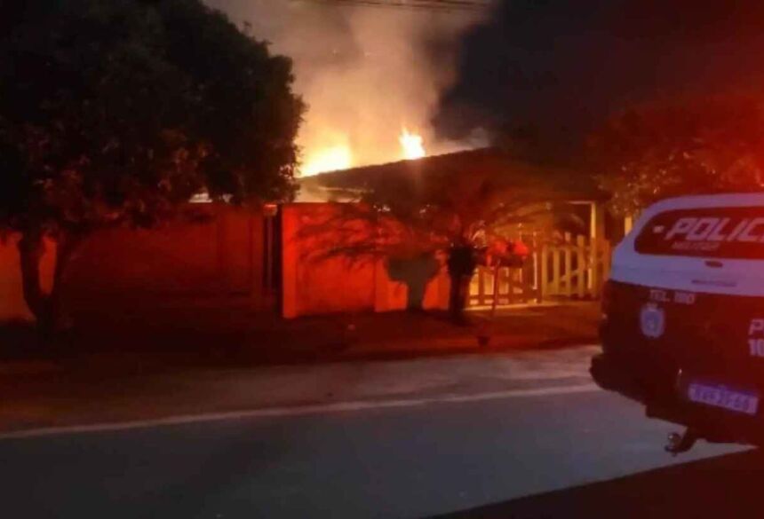 Casa foi tomada por incêndio - Foto: Portal Água Clara