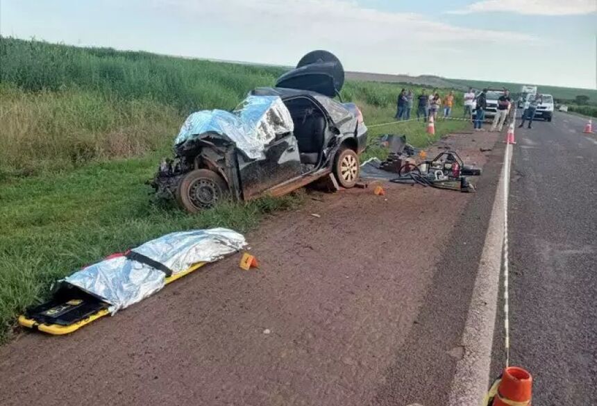  Com o impacto do acidente, o carro saiu da pista, e um corpo foi arremessado para fora (Foto: Sidney Assis) - CREDITO: CAMPO GRANDE NEWS