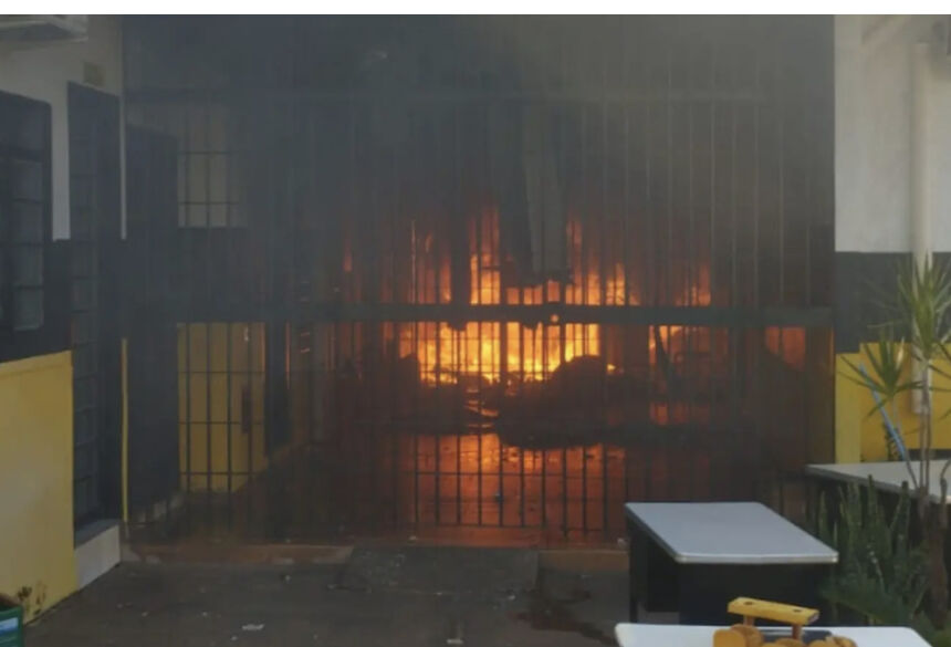 Presos atearam fogo em colchões durante motim (Foto: Leitor Midiamax