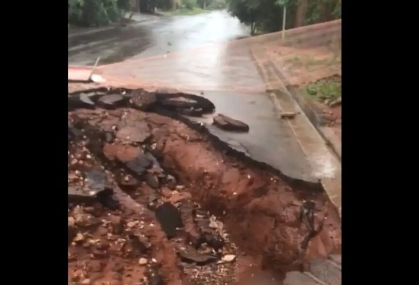 Rua Diamante Azul, em Rochedo (reprodução)