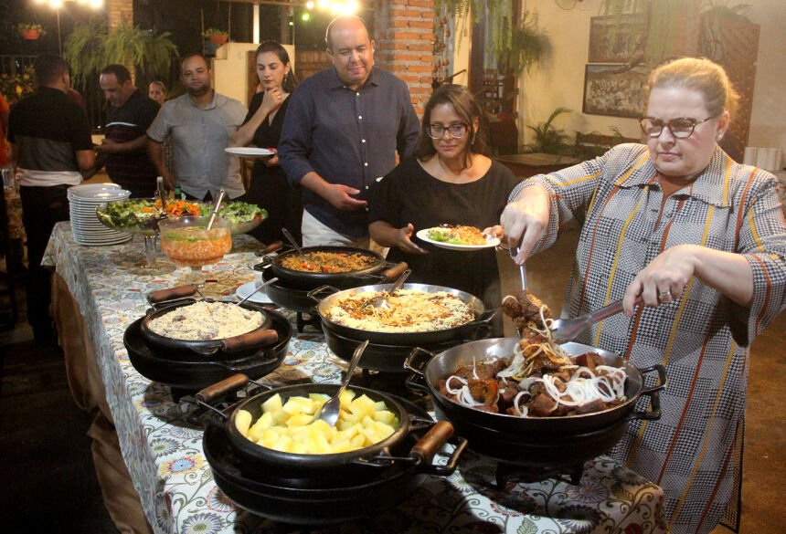   Dona Jacqueline comanda o evento, cuidando de todos os detalhes para agradar os turistas - Fotos: Silvio de Andrade